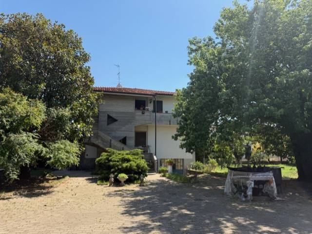 casa indipendente in vendita a Cerano