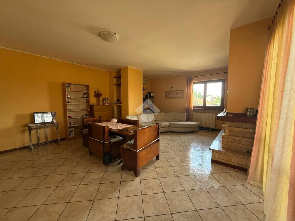 casa indipendente in vendita a Cerano