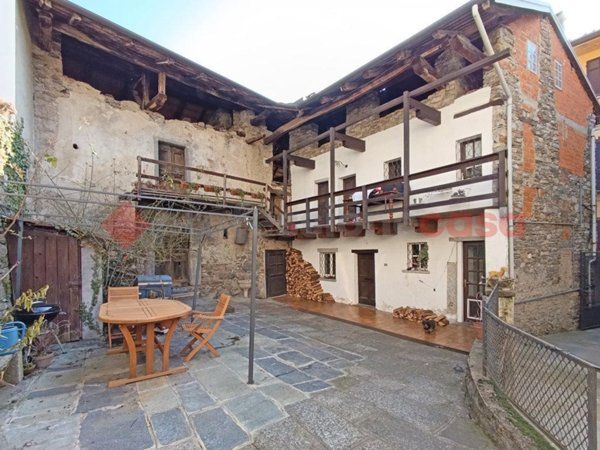 casa indipendente in vendita a Colazza