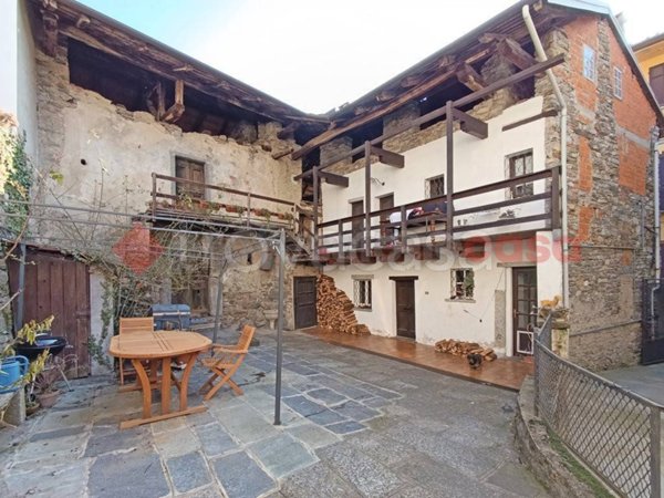 casa indipendente in vendita a Colazza
