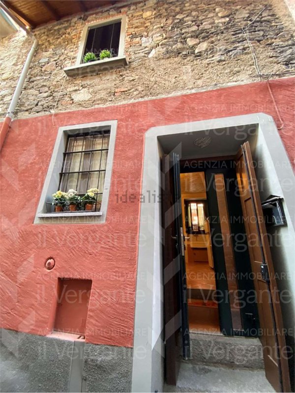 casa indipendente in vendita a Colazza