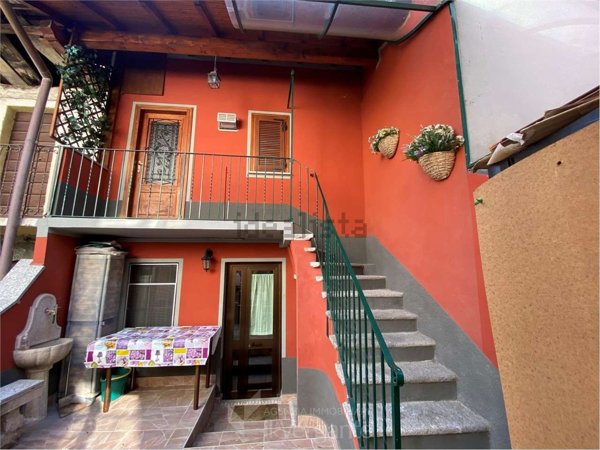 casa indipendente in vendita a Colazza
