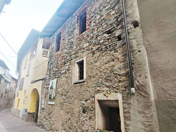 casa indipendente in vendita a Colazza