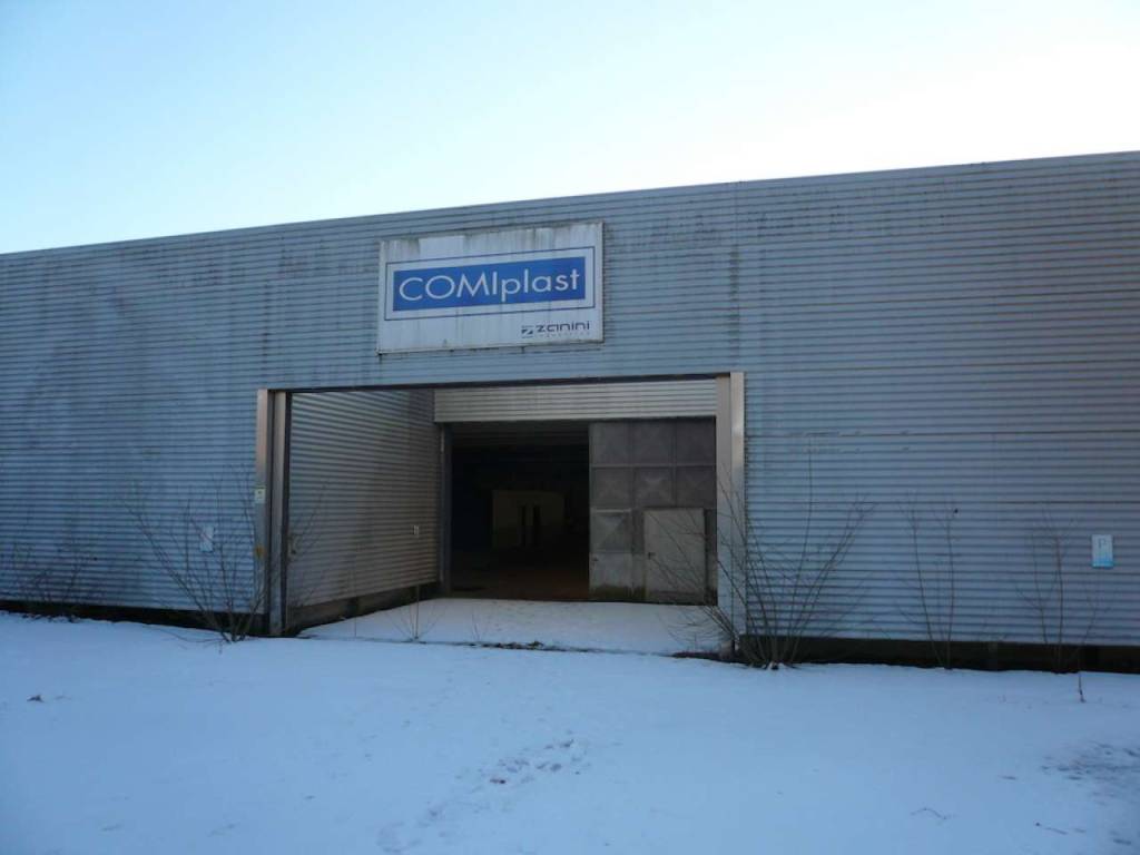 locale commerciale in vendita a Comignago