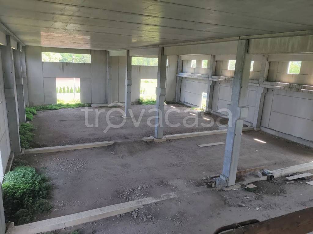 locale commerciale in vendita a Comignago