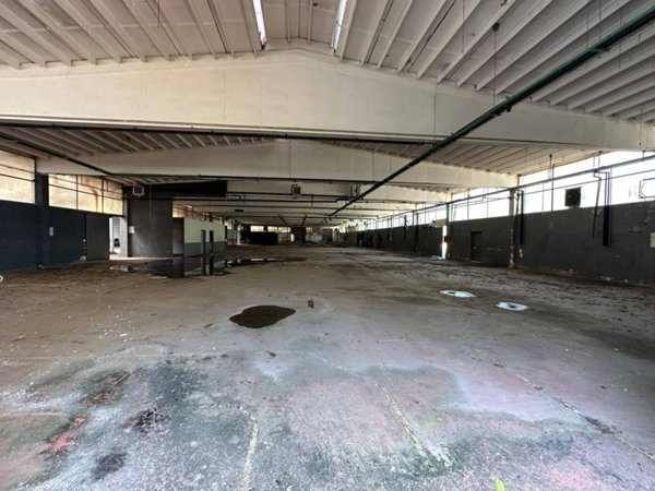 locale commerciale in vendita a Comignago