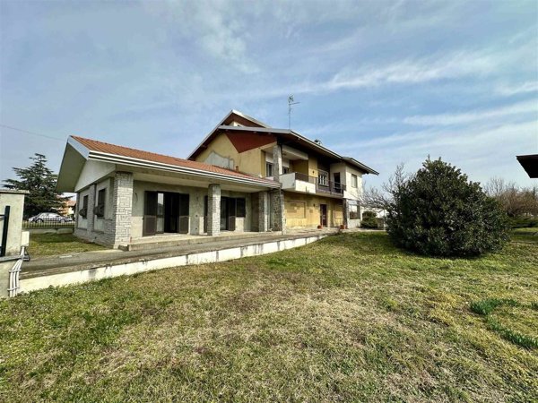 casa indipendente in vendita a Cressa