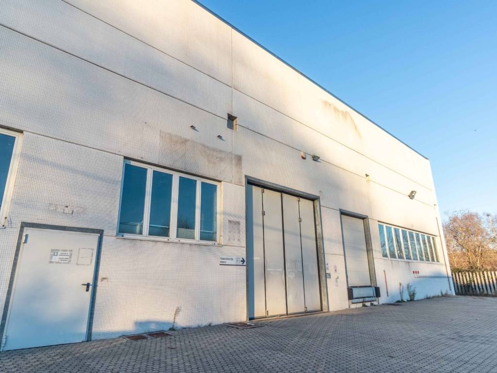 locale commerciale in vendita a Cressa