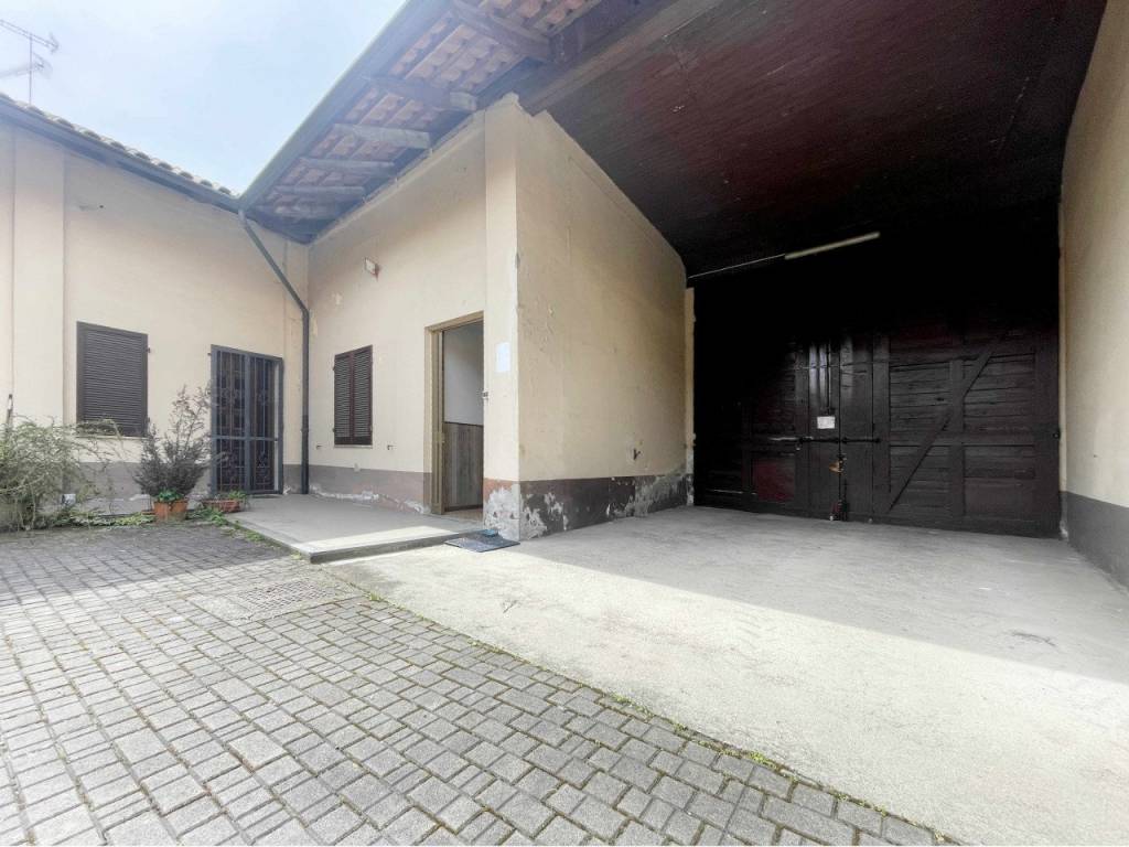 locale commerciale in vendita a Cressa