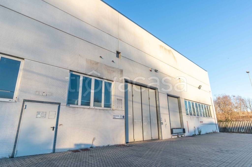 locale commerciale in vendita a Cressa