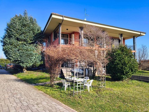 casa indipendente in vendita a Cureggio