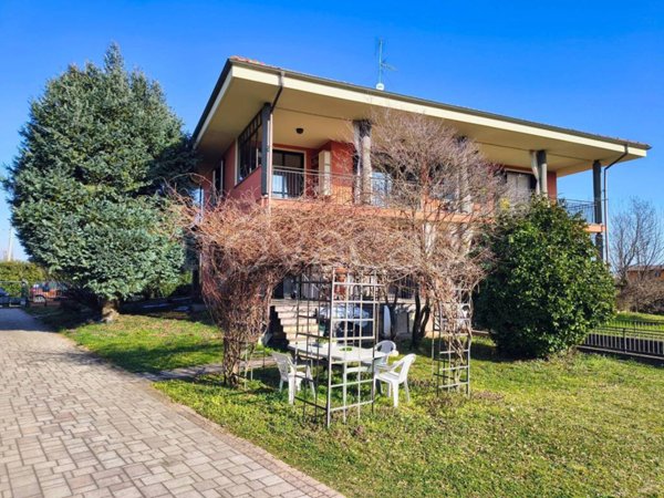 casa indipendente in vendita a Cureggio
