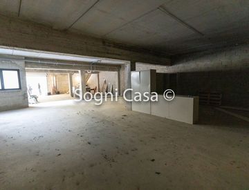 locale commerciale in vendita a Divignano