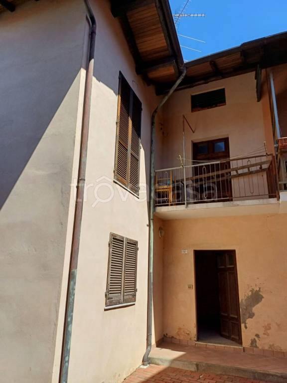 casa indipendente in vendita a Divignano