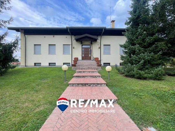 casa indipendente in vendita a Divignano