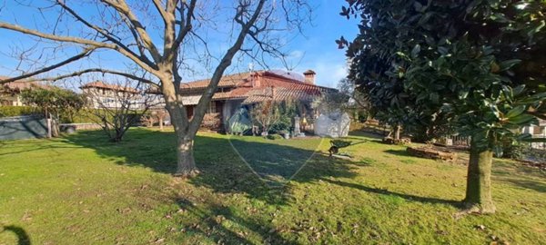 casa indipendente in vendita a Divignano