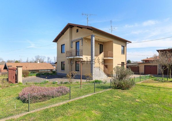 casa indipendente in vendita a Divignano