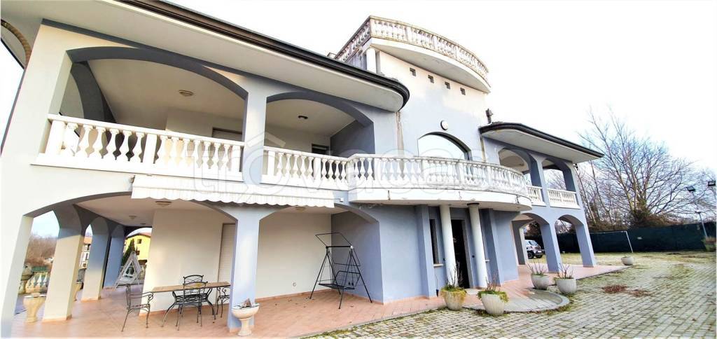 casa indipendente in vendita a Divignano