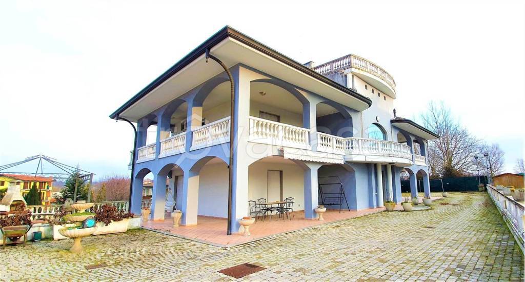 casa indipendente in vendita a Divignano