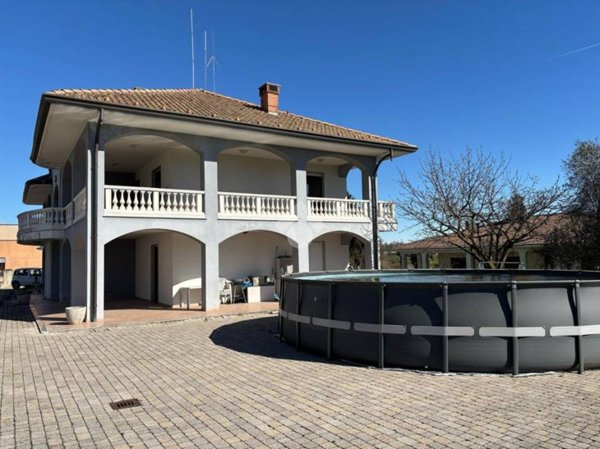 casa indipendente in vendita a Divignano