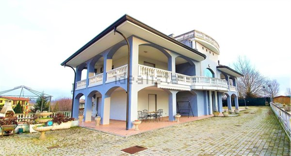 casa indipendente in vendita a Divignano