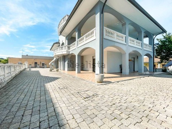 casa indipendente in vendita a Divignano