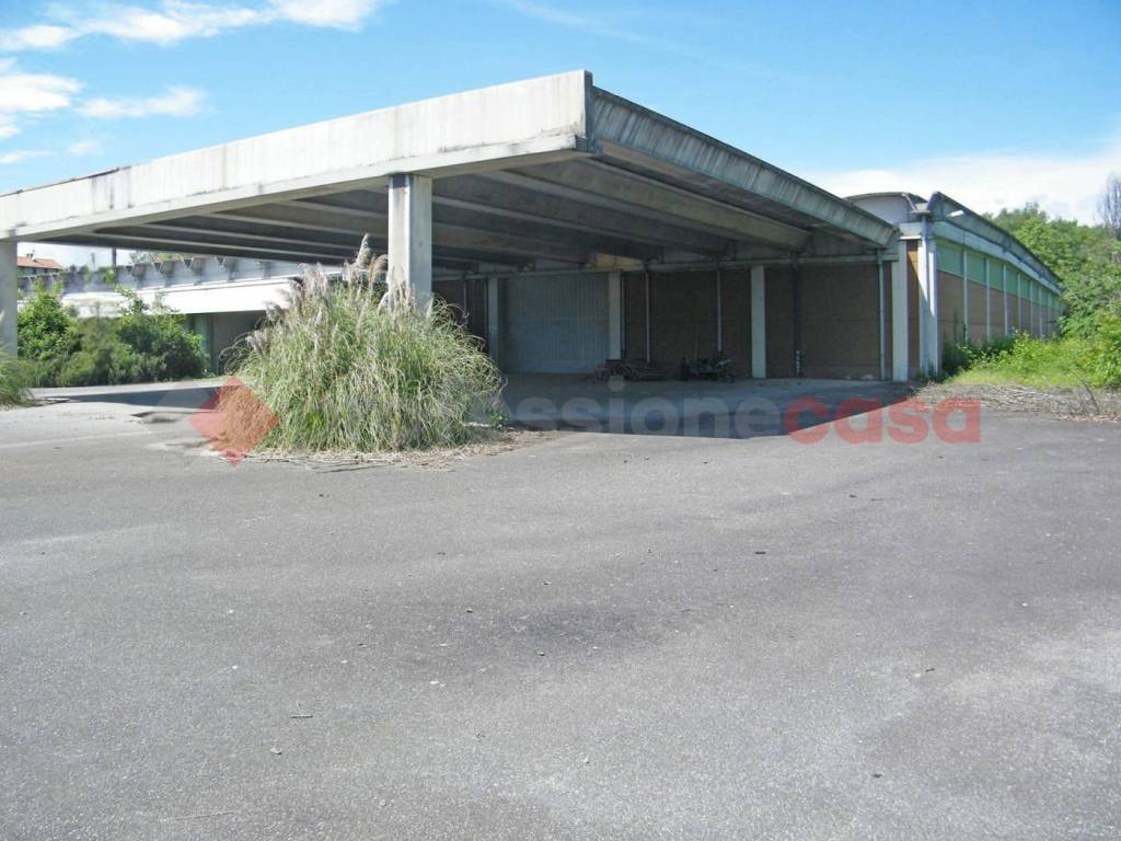 locale commerciale in vendita a Divignano