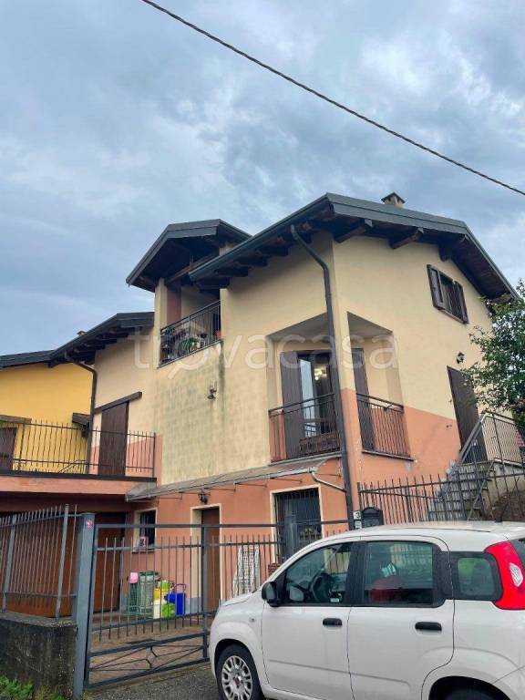casa indipendente in vendita a Divignano
