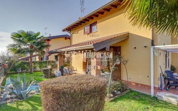 casa indipendente in vendita a Divignano