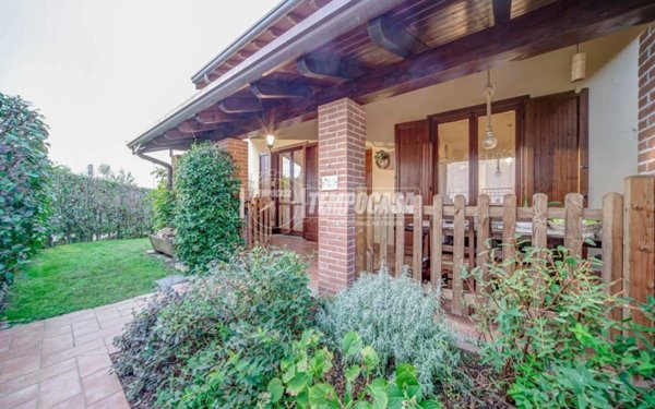 casa indipendente in vendita a Divignano