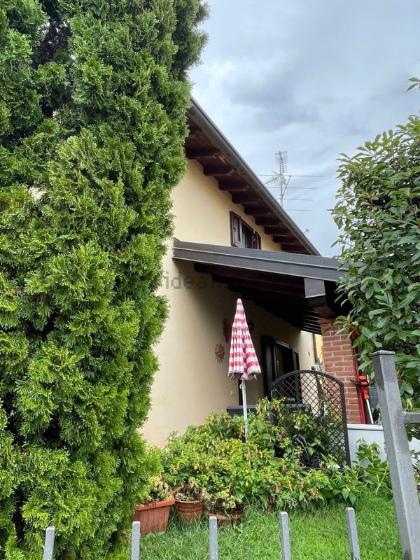 casa indipendente in vendita a Divignano