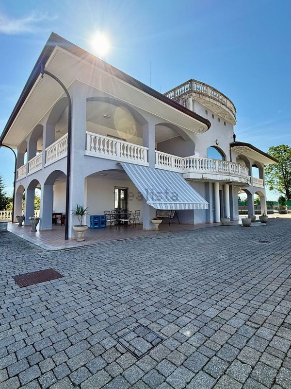 casa indipendente in vendita a Divignano