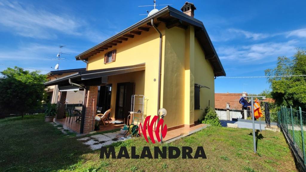 casa indipendente in vendita a Divignano