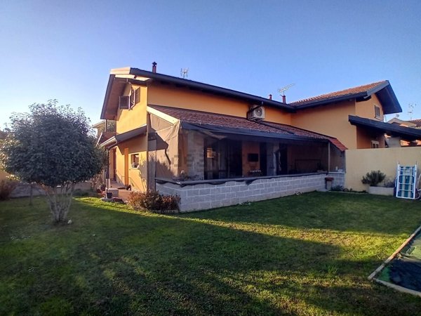 casa indipendente in vendita a Divignano
