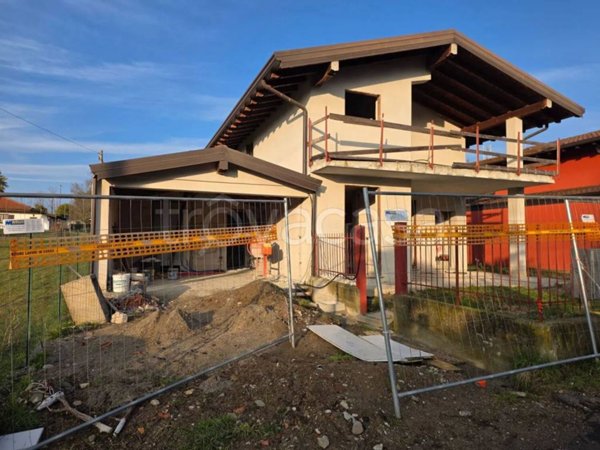 casa indipendente in vendita a Divignano