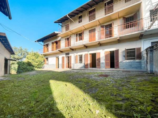 casa indipendente in vendita a Divignano