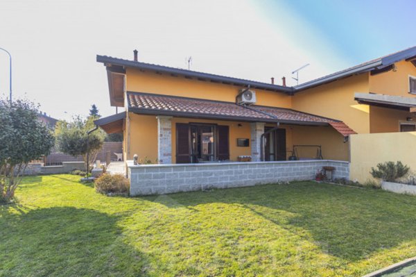 casa indipendente in vendita a Divignano