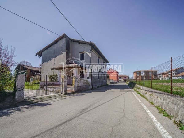casale in vendita a Divignano
