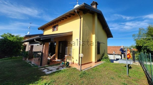 casa indipendente in vendita a Divignano