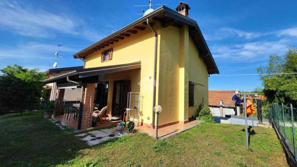 casa indipendente in vendita a Divignano