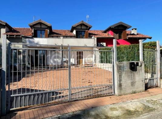 casa indipendente in vendita a Divignano