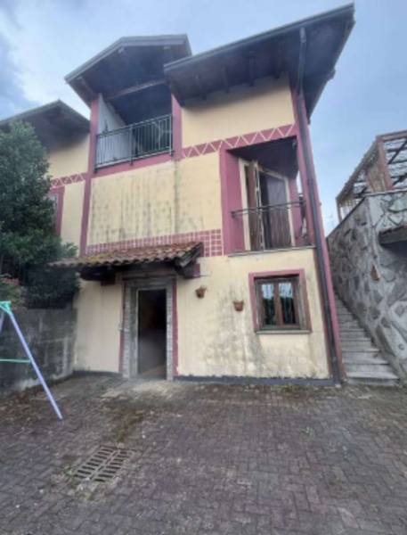 casa indipendente in vendita a Divignano