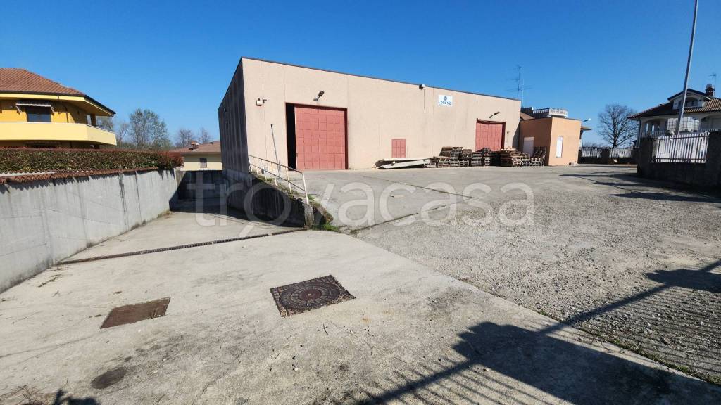 locale commerciale in vendita a Divignano