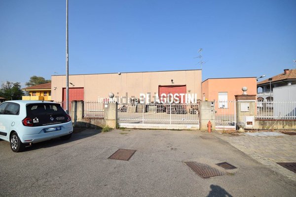 capannone in vendita a Divignano