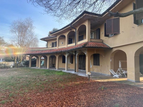 casa indipendente in vendita a Dormelletto