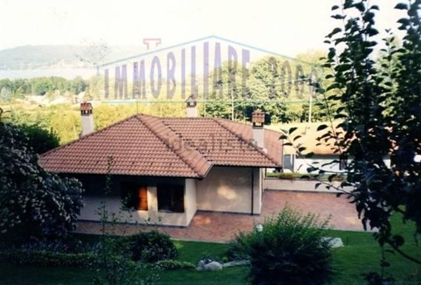 casa indipendente in vendita a Dormelletto