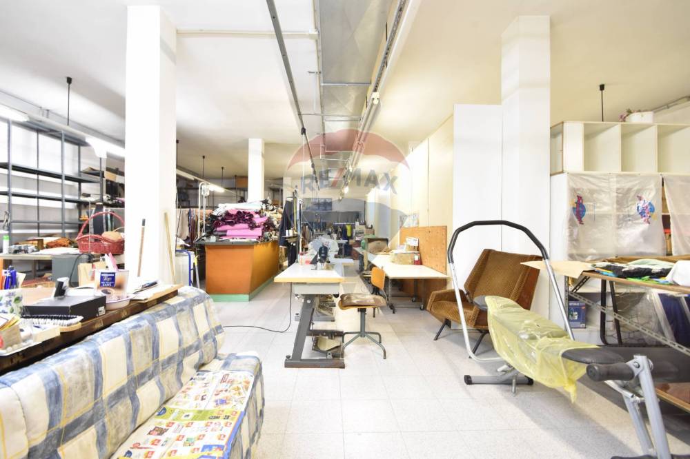 locale commerciale in vendita a Dormelletto
