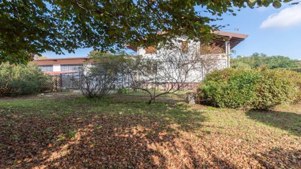 casa indipendente in vendita a Dormelletto