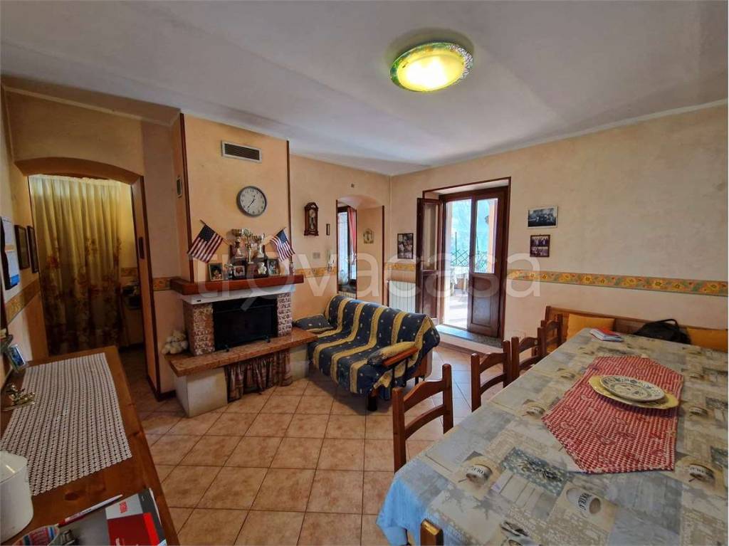 casa indipendente in vendita a Dormelletto