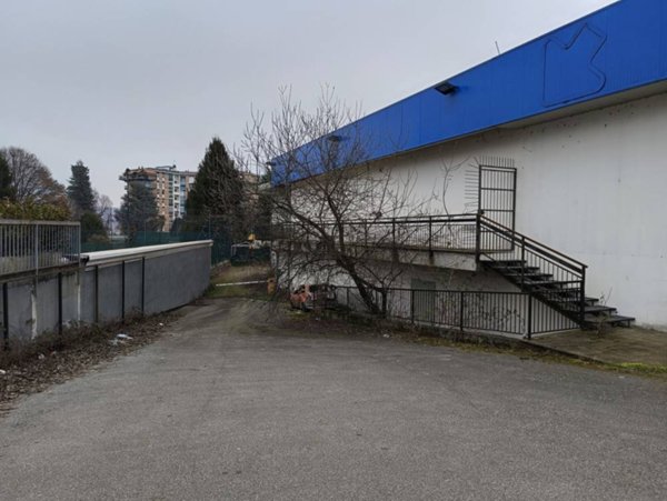 locale commerciale in vendita a Dormelletto